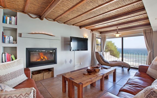 sitting_room_with_fireplace_area_1562082997_1649322336