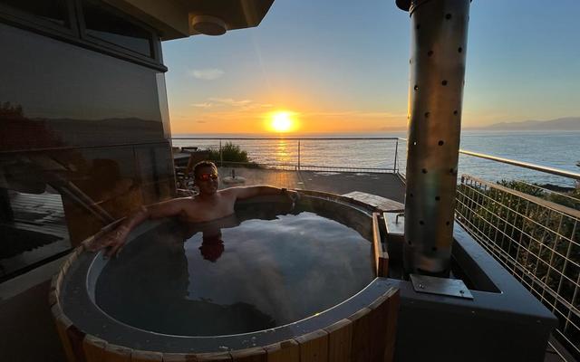 huttub_and_guest_1651579555