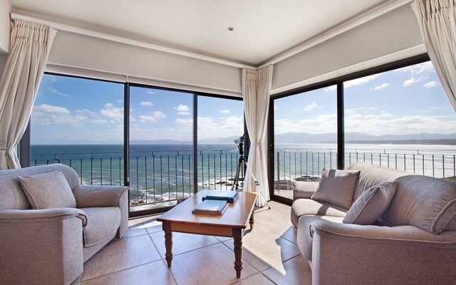 Livibg_area_with_seaview_1562083305_1654240284