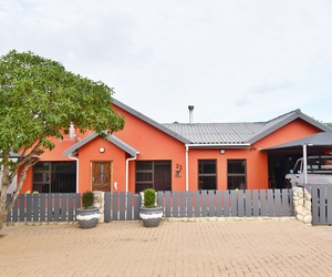 R3,000,000 | 3 Bedroom House For Sale in Struisbaai