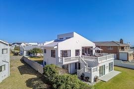 R9,450,000 | 6 Bedroom House For Sale in Struisbaai