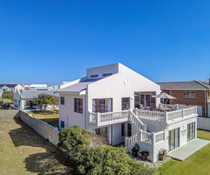 R9,450,000 | 6 Bedroom House For Sale in Struisbaai