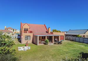 R2,950,000 | 4 Bedroom House For Sale in Struisbaai