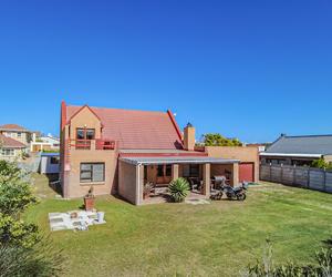 R2,950,000 | 4 Bedroom House For Sale in Struisbaai