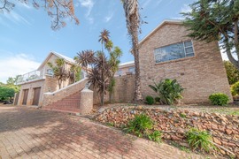 R2,670,000 | 4 Bedroom House For Sale in Bredasdorp