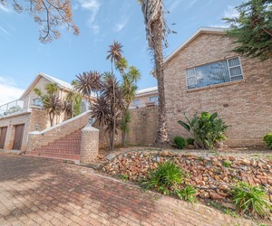 R2,670,000 | 4 Bedroom House For Sale in Bredasdorp