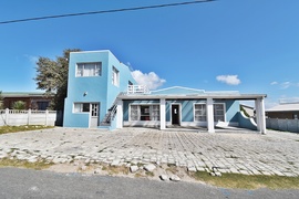 R2,750,000 | 5 Bedroom House For Sale in Struisbaai