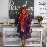 Elsabe in die ingangsportaal van Pretoriussaal