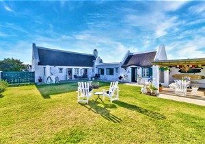 R4,595,000 | 4 Bedroom House For Sale in Struisbaai