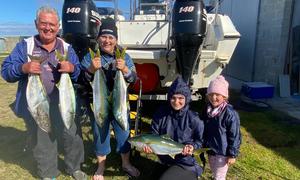 Ouma, dogter en kleindogter uit op diepsee-hengel