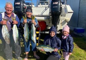 Ouma, dogter en kleindogter uit op diepsee-hengel