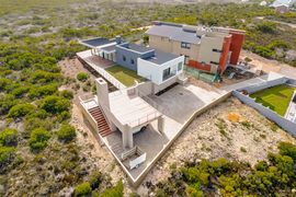 R4,500,000 | 3 Bedroom House For Sale in Struisbaai