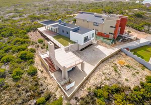 R4,500,000 | 3 Bedroom House For Sale in Struisbaai
