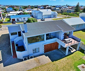 R4,500,000 | 6 Bedroom House For Sale in Struisbaai
