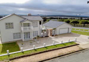 R3,600,000 | 3 Bedroom House For Sale in Struisbaai