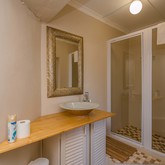 Protea Bathroom - Saxon Lodge - Xplorio™ Gansbaai 