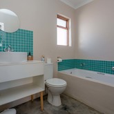 Full Bathroom - Saxon Lodge - Xplorio™ Gansbaai 