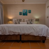 Family' Suite King Size Main - Saxon Lodge - Xplorio™ Gansbaai 