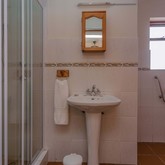 Family Room Bathroom - Saxon Lodge - Xplorio™ Gansbaai 